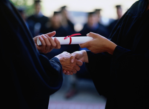 Si necesitas traducir diploma contacta con nosotros. Traducir título universitario al inglés sin moverse de casa y a los mejores precios del mercado.