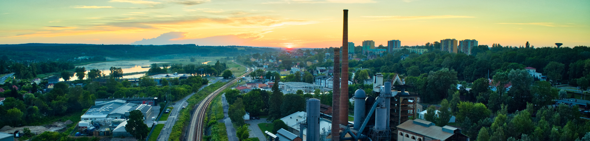 Zachód słońca w mieście, gdzie znajduje się Biuro Tłumaczeń Starachowice.