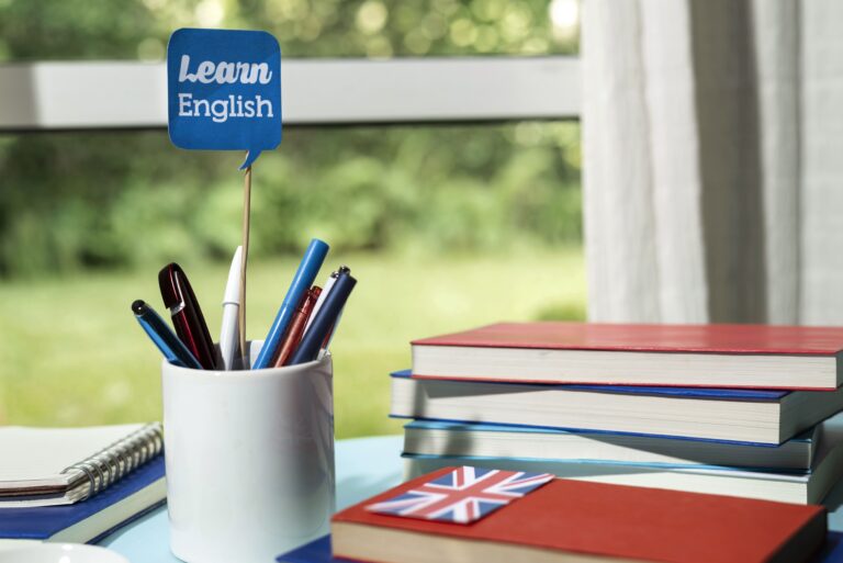 Des livres et des stylos pour apprendre l'anglais américain et l'anglais britannique