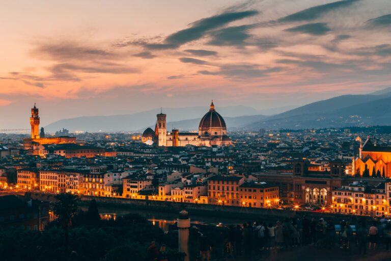 Le panorama de la ville de Bologne en Italie. Les anciens bâtiments brillent en début de soirée.