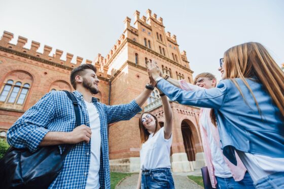 Egzaminy Cambridge – poziomy, koszty i certyfikaty. Ile trzeba zapłacić za FCE i CAE?